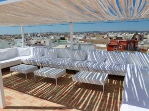 Blick von der Dachterrasse mit Swimmingpool von Il Convento in Olhao nahe des Hafens.