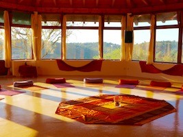 Die achteckige Meditationshalle mit Blick ins Tal bis zum Meer bietet uns viel Platz.
