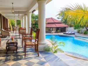 Entspanne am Swimmingpool oder im Garten des Aura in Goa.
