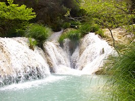 Öffne dein Herz bei diesem besonderen Naturerlebnis am Wasserfall.