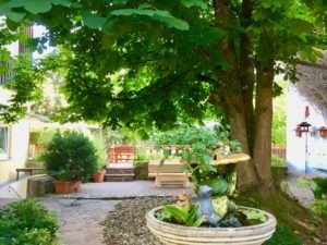 Gemütlich im Garten beisammen sitzen und in der Mittagspause unter alten Bäumen in der Wiese entspannen.