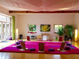 Der komfortable und geräumige Meditationsraum bietet eine schöne Atmosphäre zum Entspannen und Genießen.