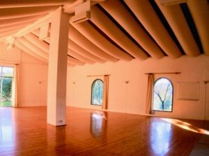 Tantraseminar Leidenschaft und Liebe im Capannacce Seminarraum, umgeben von Olivenhainen, Weinbergen und Wäldern in der Toskana.